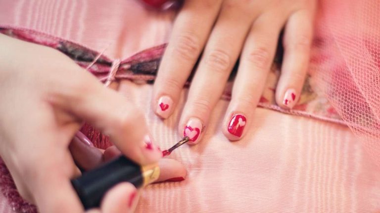 Uñas para San Valentín 2022. Ideas increíbles para tu manicura